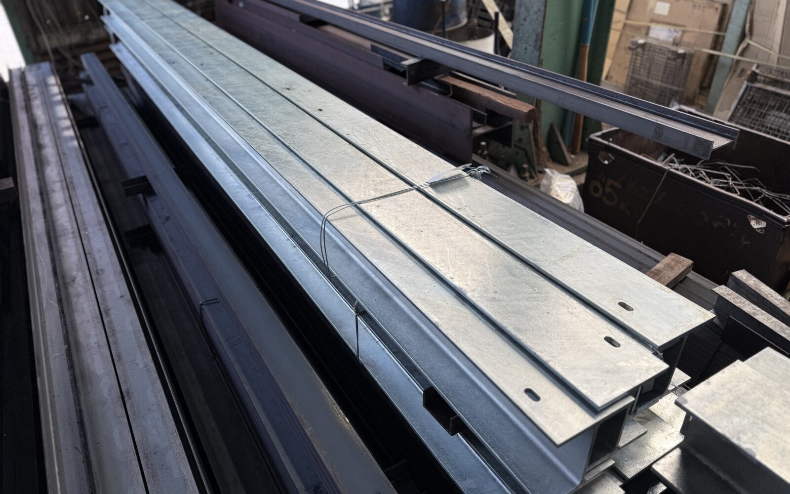 空調機器用架台 長孔 メッキ